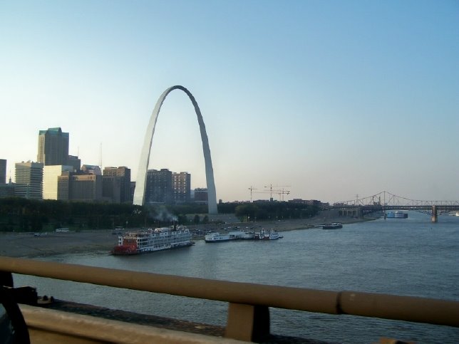 St Louis, Missouri with Mississippi Queen in foreground., Сент-Луис
