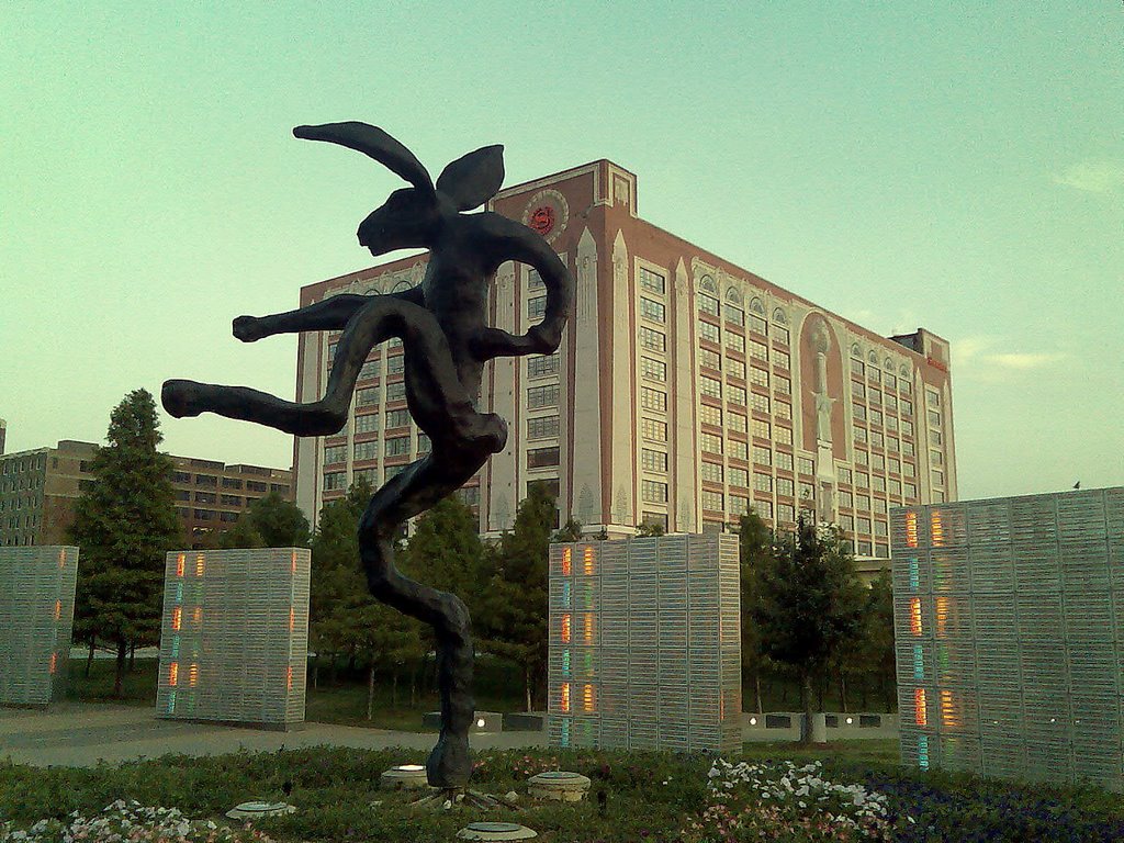 Saint Louis, Sculpture accross the Savvis Centre with Sheraton City Centre in the background, Сент-Луис