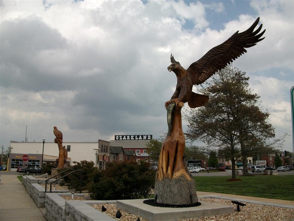 Carved wooden eagles, Camden County Courthouse, Camdenton, MO, Спаниш Лак