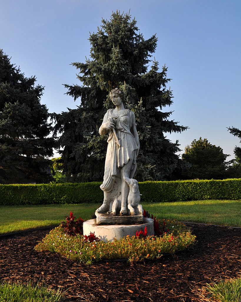 Statue of Diana/Artemis in Nathanael Greene Park, Харвуд