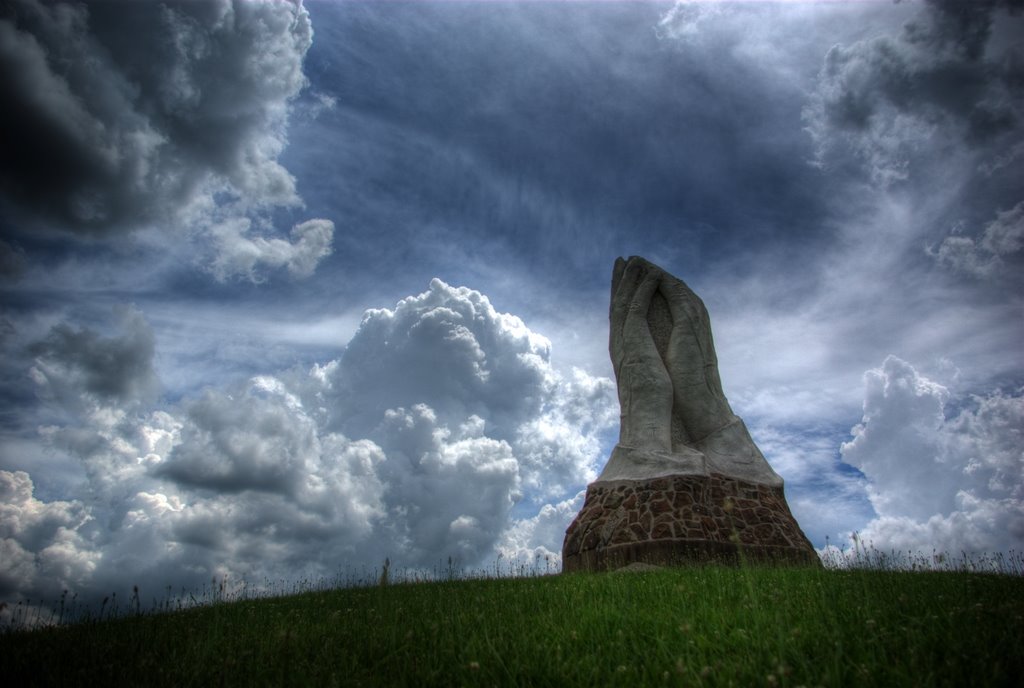 Praying Hands Monument, Эйрпорт-Драйв