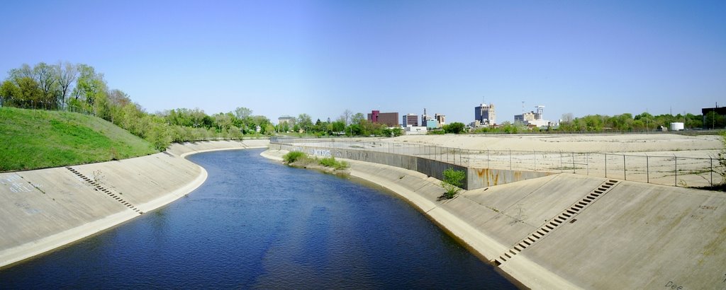 The Flint River and Downtown Flint Skyline, Бичер
