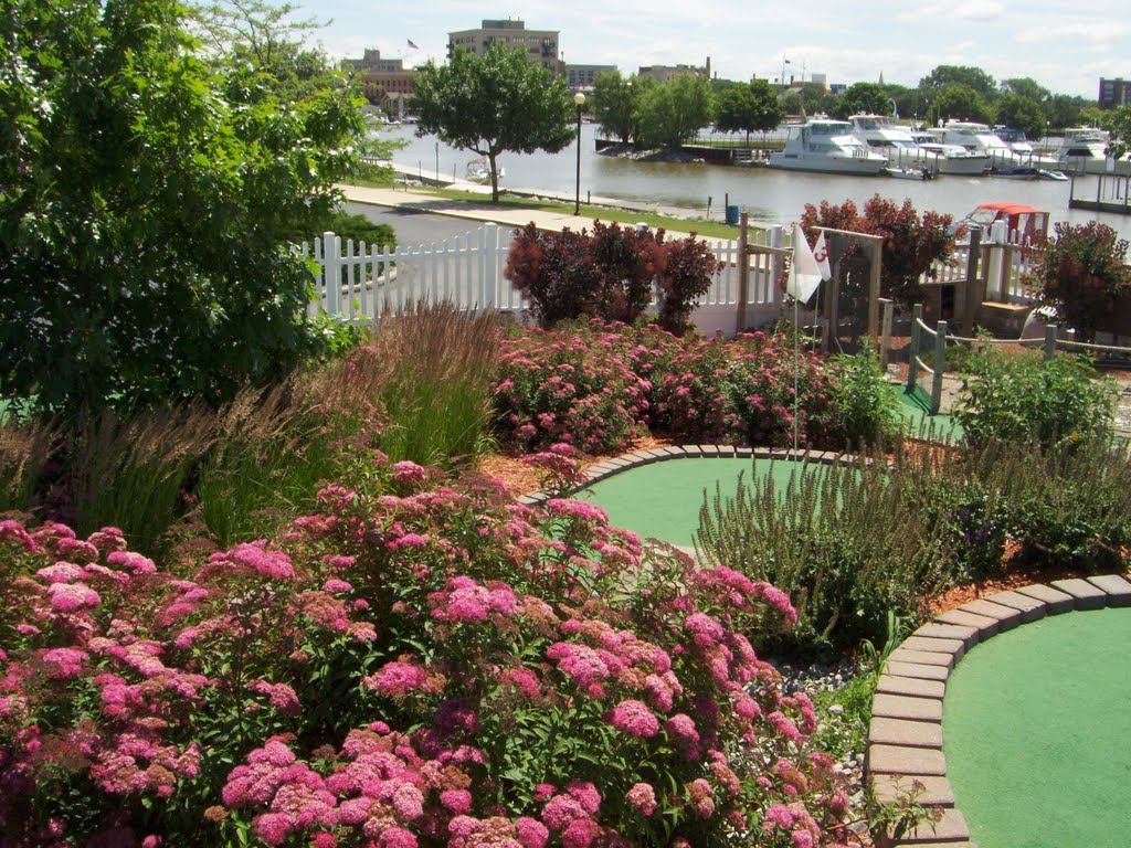 Buoy 18 Miniature Golf & View to Saginaw River, Бэй-Сити