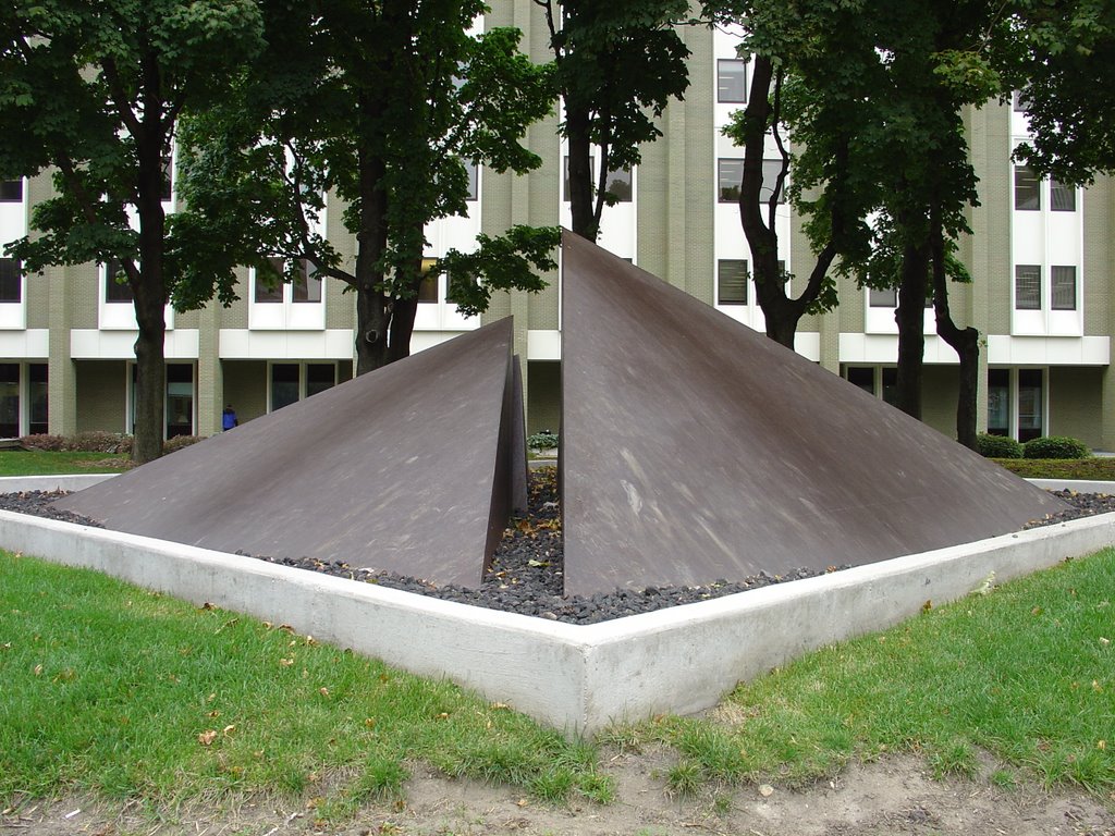 Pyramid Sculpture by Joe Kinnebrew,  memoriam for Richard Lee Spindle, Гранд-Рапидс