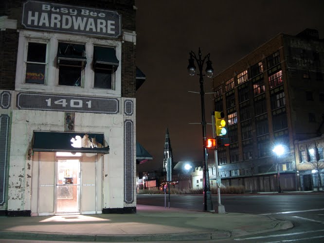 Busy Bee Hardware & St. Joes at night, Детройт