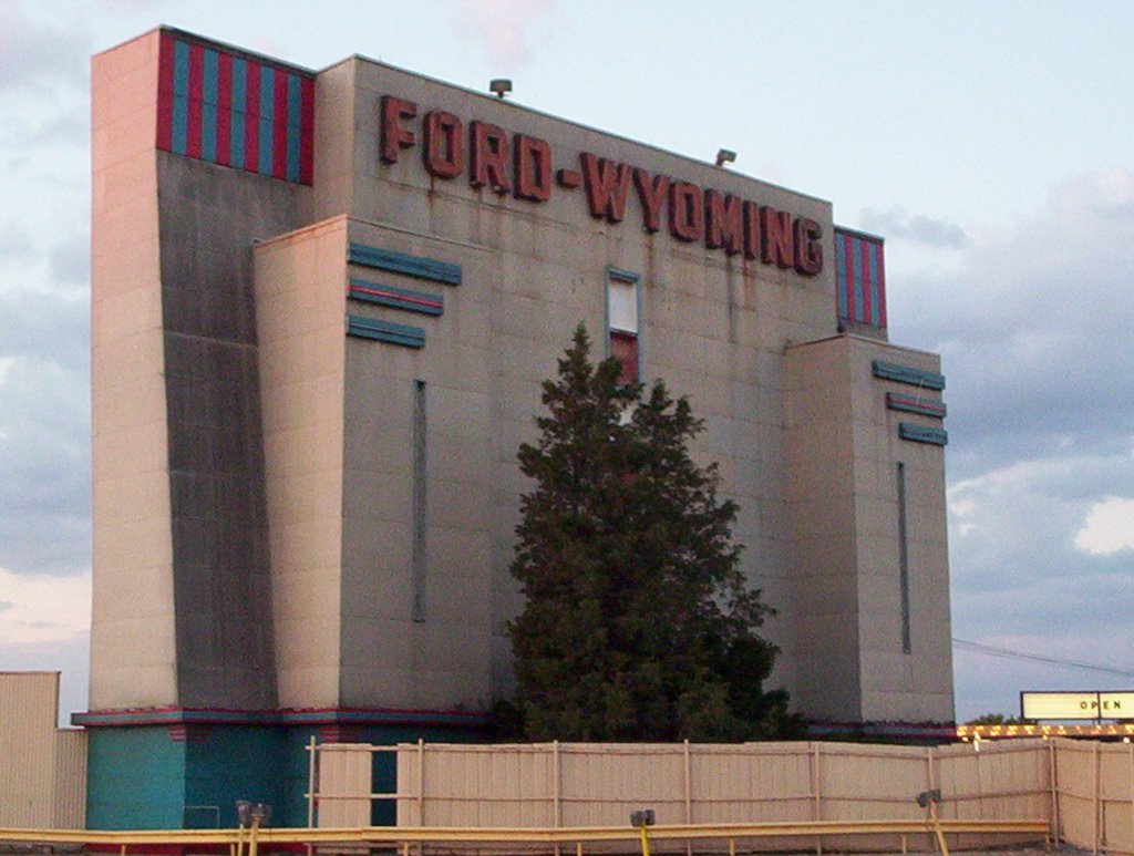 Ford-Wyoming Drive through enterance, Дирборн