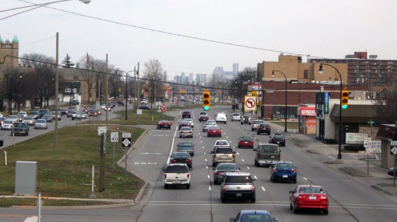downtown Detroit skyline from pedestrian crossover, Дирборн