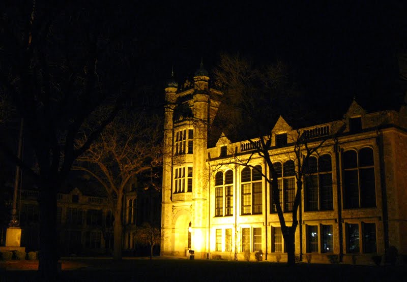 Fordson High School at night, Дирборн