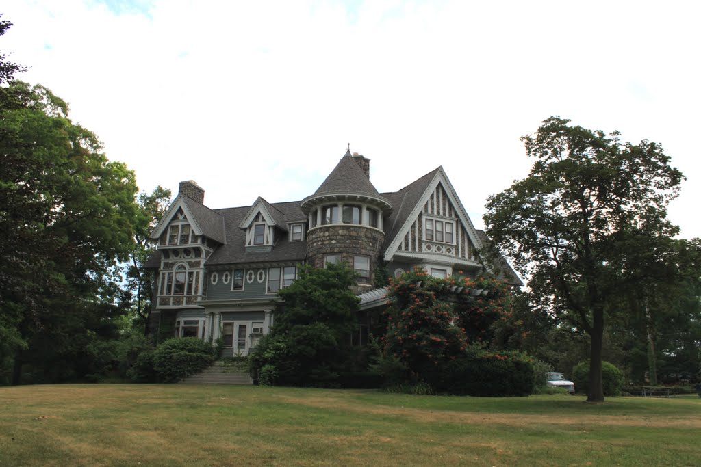 Hutchinson House & High Scope Education Research Foundation, (c. 1903), 600 North River Street, Ypsilanti, Michigan, Ипсиланти
