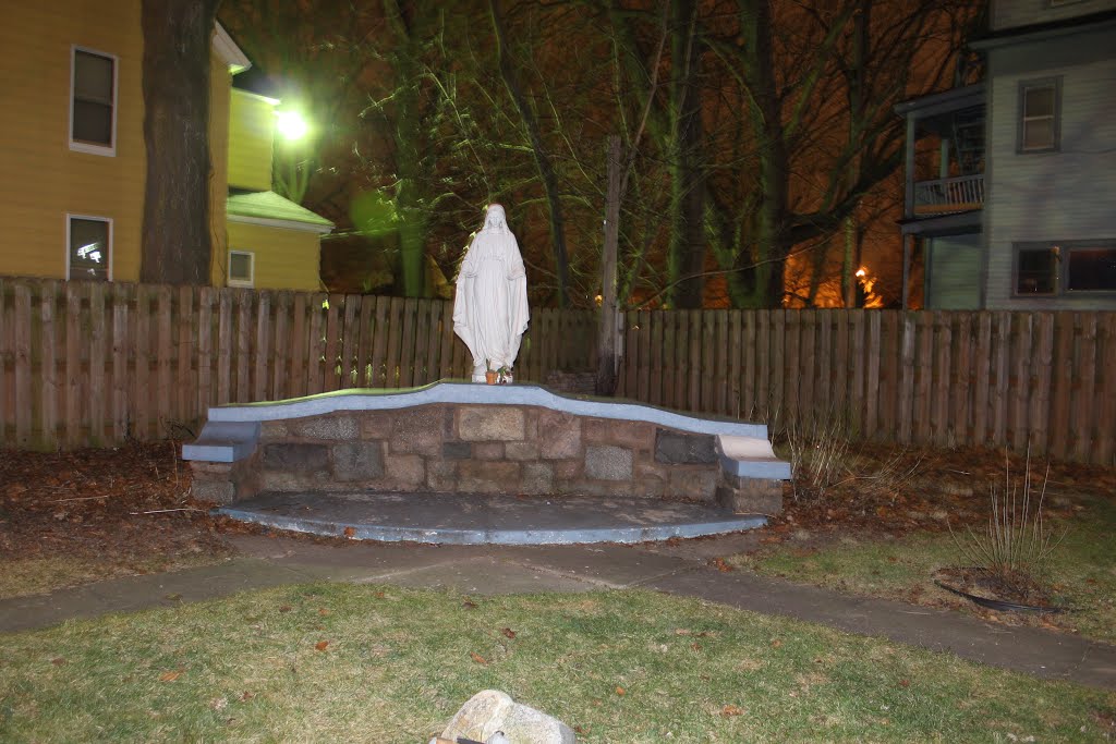 Madonna Statue at the Saint John the Baptist Catholic Church, Ypsilanti, Michigan, Ипсиланти
