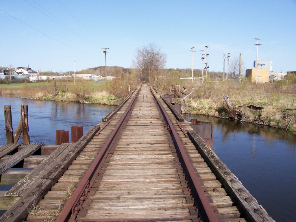 Exploring the former CK&S bridge to the former Kalamazoo Paper Company (20060417), Иствуд