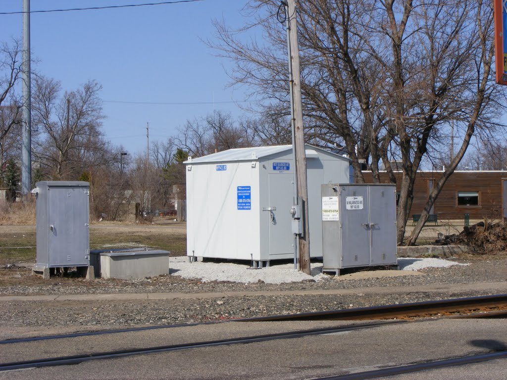 New and Old Signal Boxes for Amtrak at West Kalamazoo Avenue, Kalamazoo, MI, Каламазу