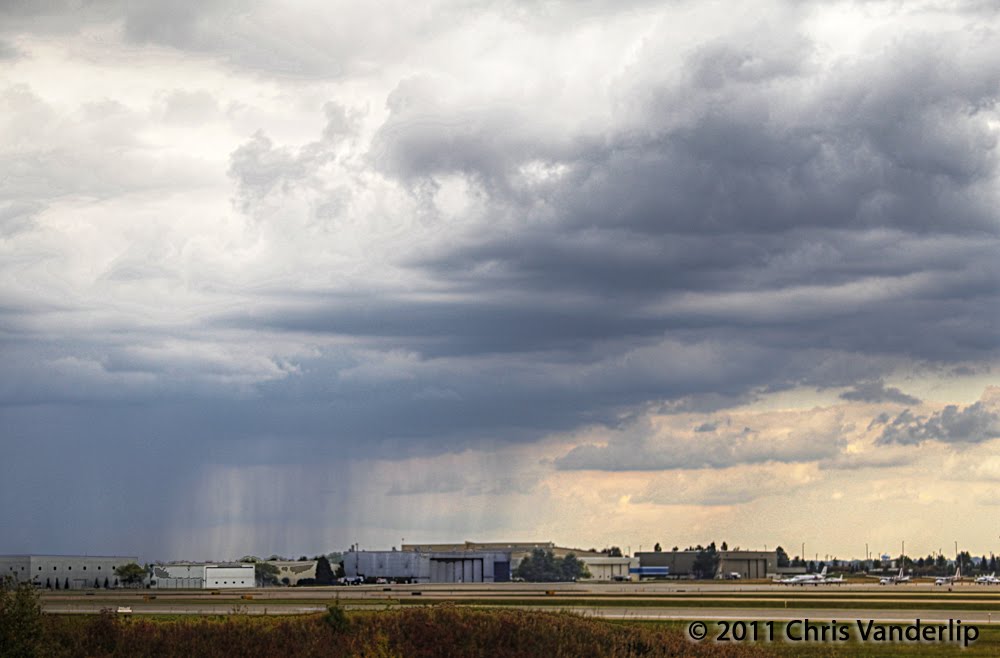 Rain falls over the airport, Кентвуд