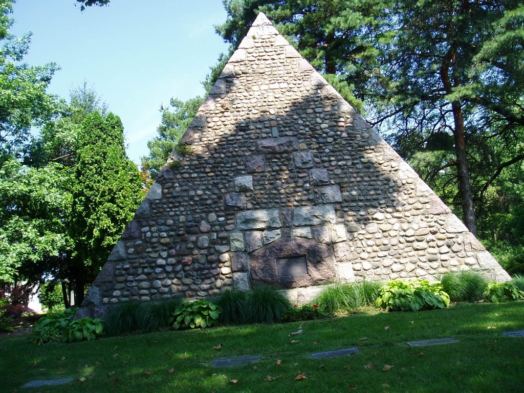 Pyramid Tombstone in Toledos Woodlawn Cemetery, Ламбертвилл