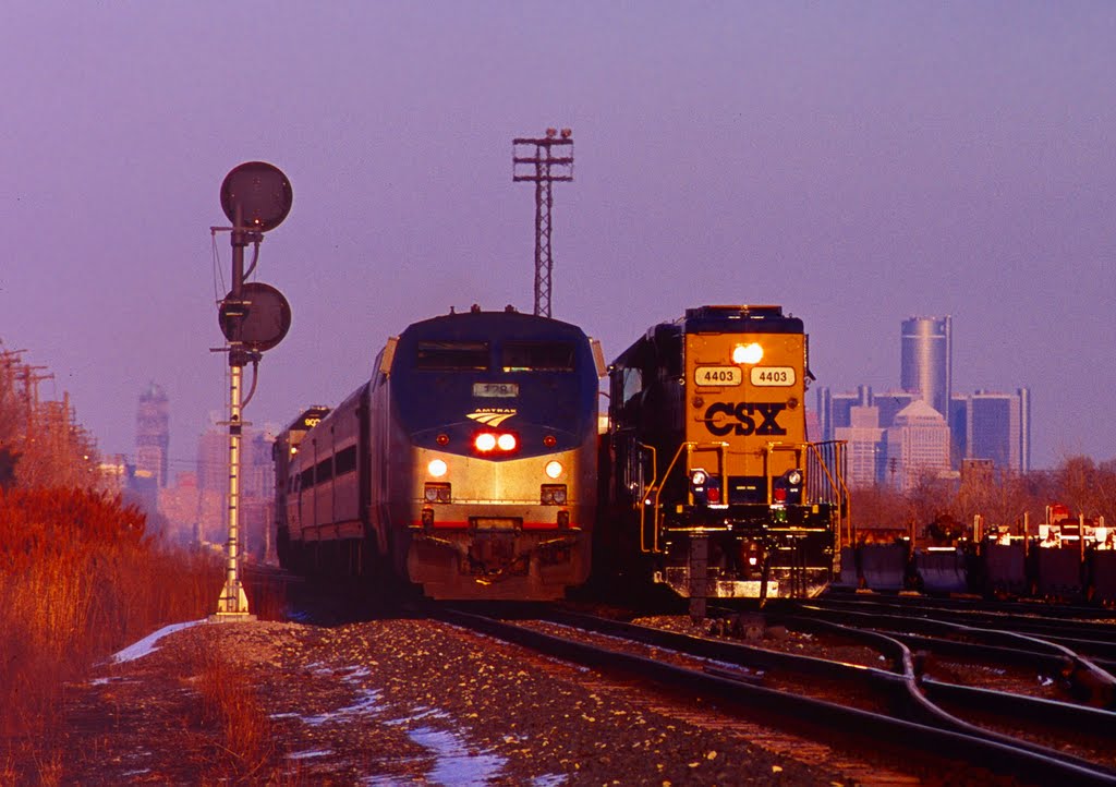 Amtrak departs Detroit, Монтроз