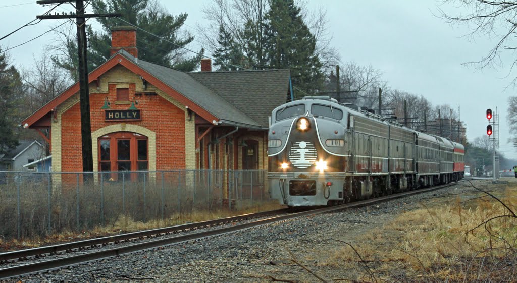 CN Santa Train passing Former GTW Train Station, Holly, Michigan, December 2011, Монтроз