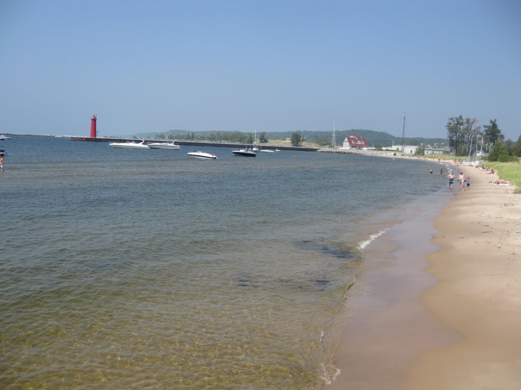 Beach near the coat guard and the inner pier  lighthouse, Нортон Шорес