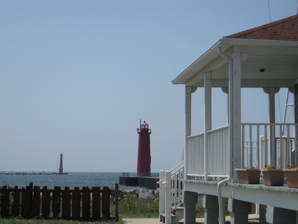 Muskegon lighthouses viewed from the coat guard house, Нортон Шорес