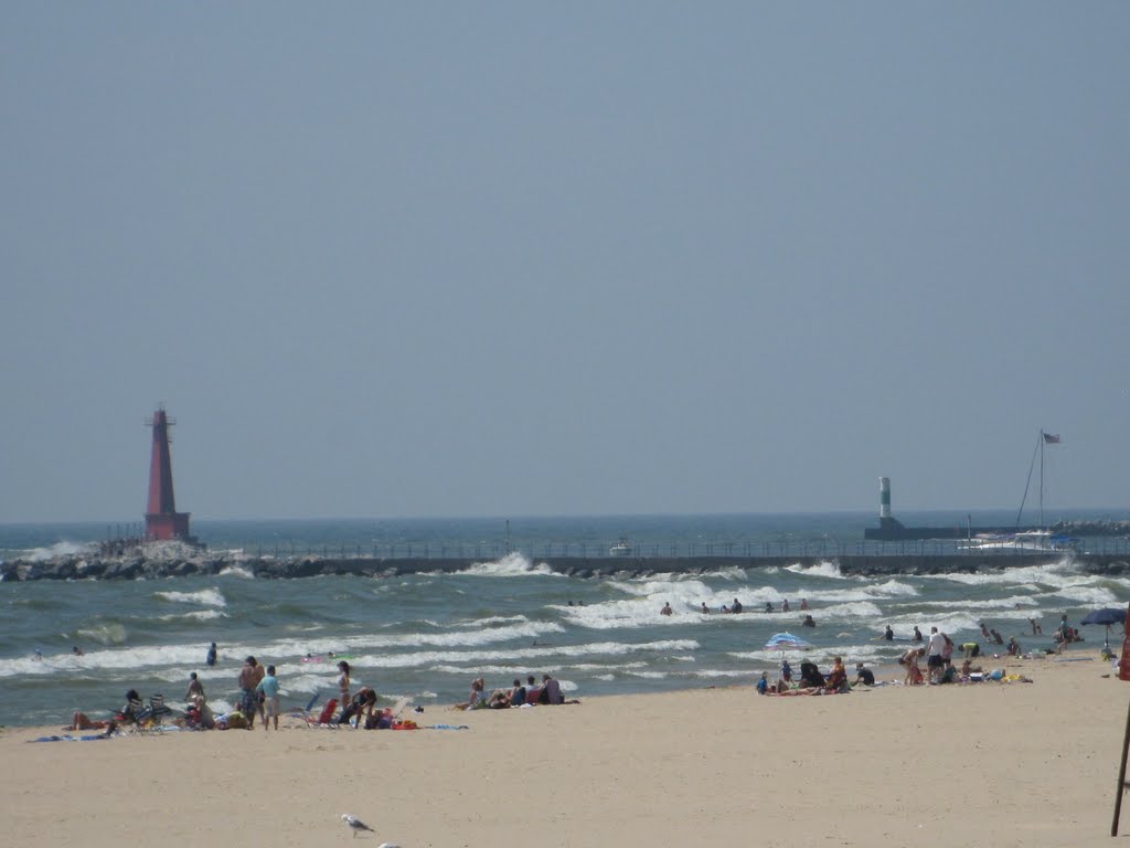 Pere Maquette Park beach with the Muskegon lighthouses, Нортон Шорес