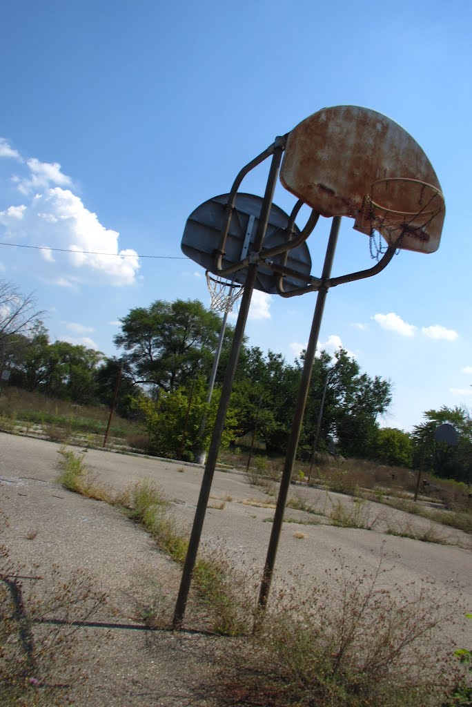 Used to be basketball courts (Crystal Lake Park, Pontiac, MI), Понтиак