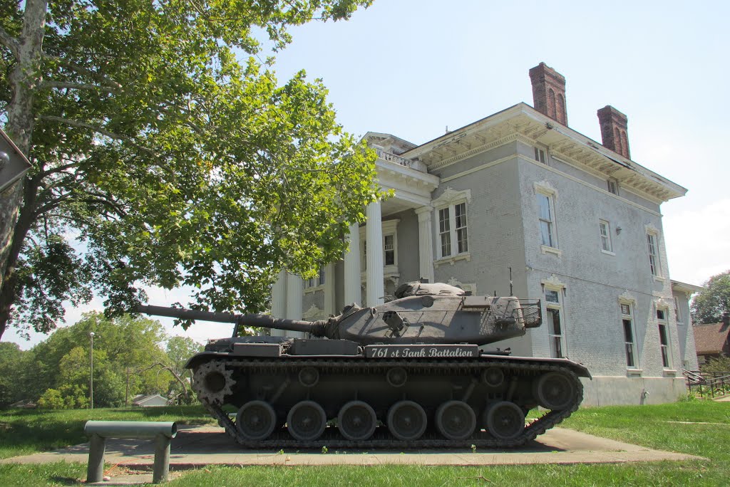 E.M. Murphy house with a tank, Понтиак