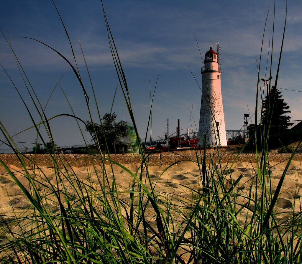 Fort Gratiot Lighthouse with Blue Water Bridge in background, Порт-Гурон
