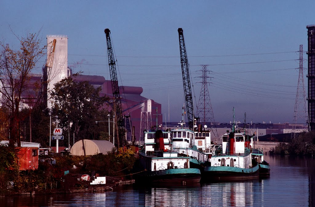 Tugboats docked in Rouge River, Dearborn MI, Ривер-Руж