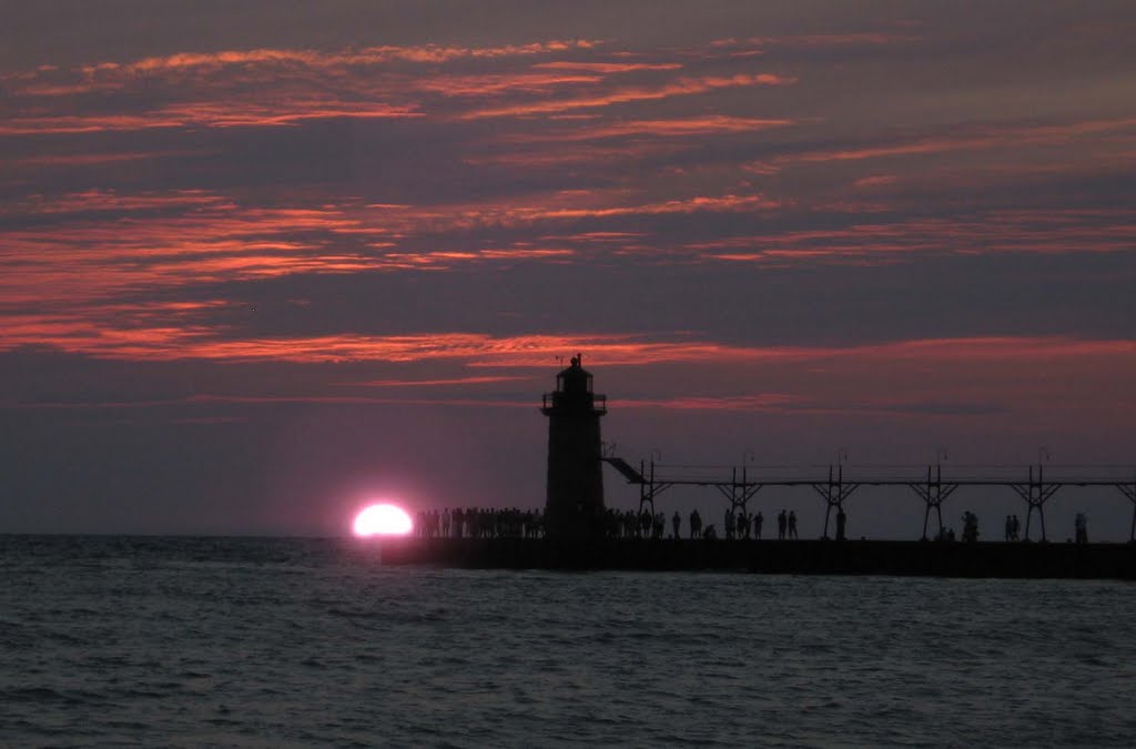 Sunset in South Haven pier, Саут-Хейвен