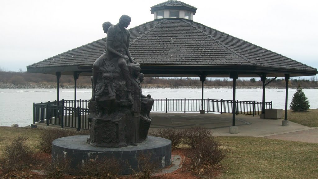 Family Sculpture & Gazebo on the Detroit River, Wyandote, MI, Саутгейт