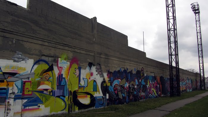murals behind Keyworth Stadium, Хамтрамк