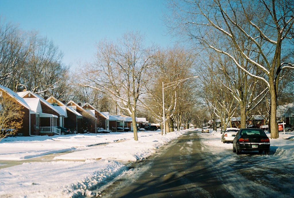 Snowy street in Detroit suburb of Harper Woods Michigan USA, Харпер-Вудс