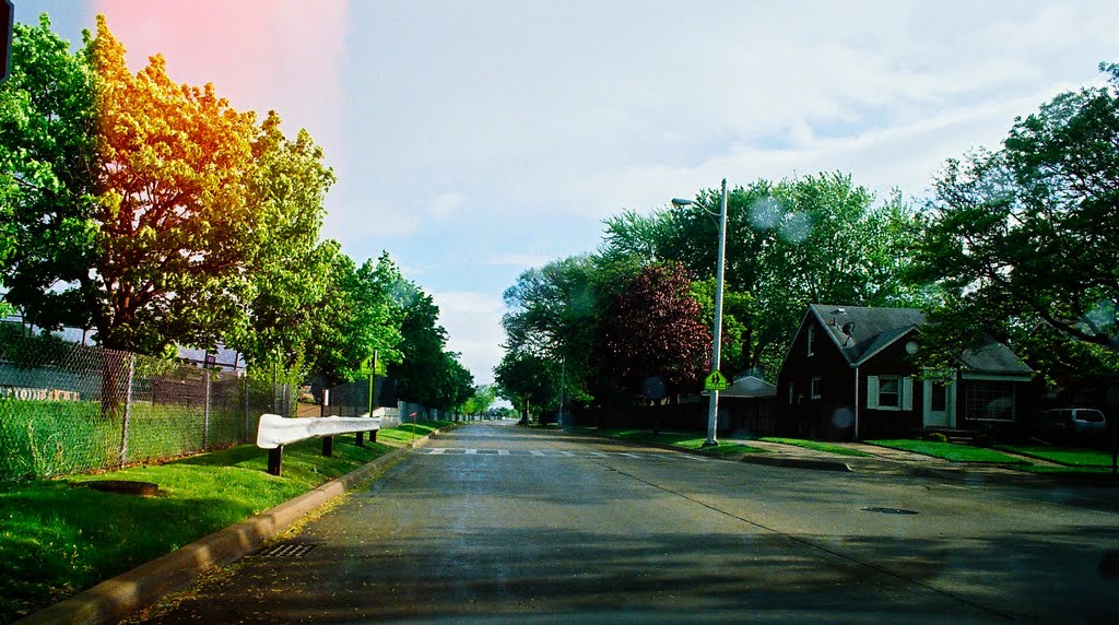 The west side of Harper Avenue split over Interstate I-94 in Harper Woods Michigan USA, Харпер-Вудс