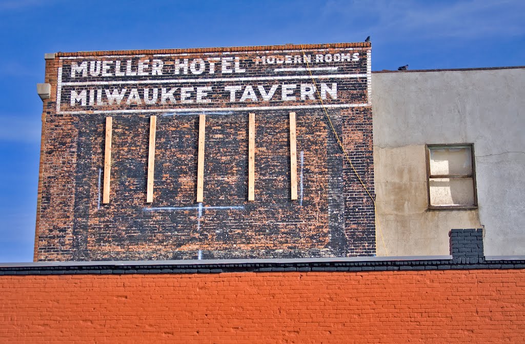 Hotel and Tavern Across from Milwaukee Train Depot, Бьютт