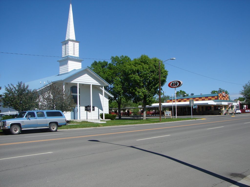 The church and the A&W, Roundup, Montana, Раундап