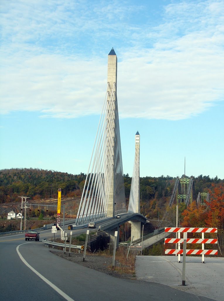 USA - ME. Maine, US1. The old and the new Pennobscott Narrows Bridge, Бакспорт