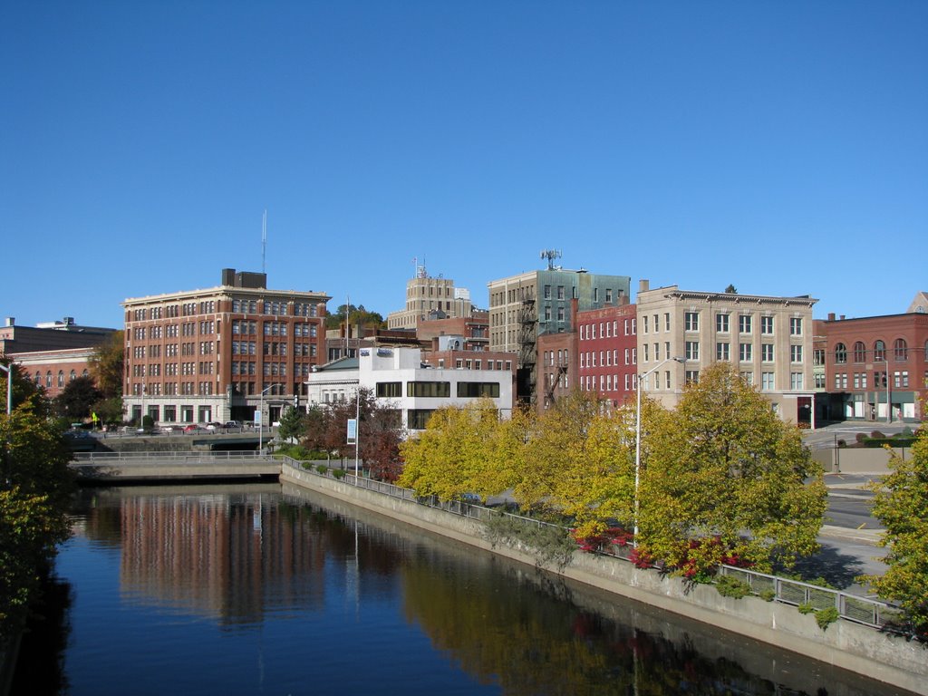 Downtown Bangor as seen from the Kenduskeag river pedestrian bridge, Бангор