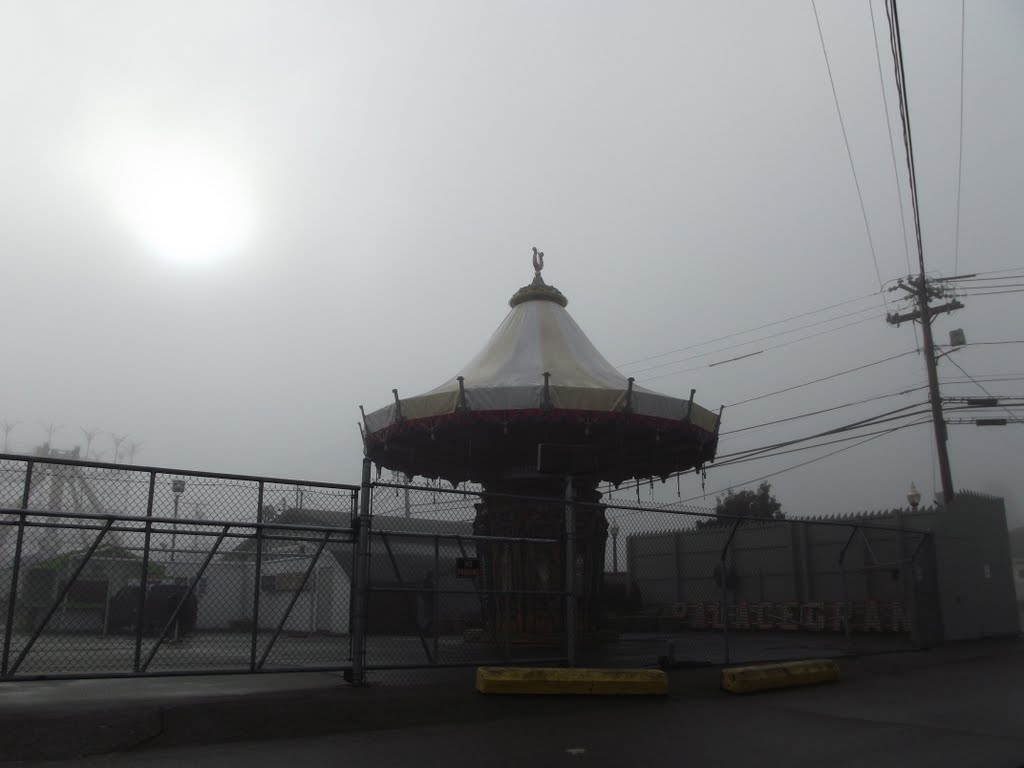 In the fog, Old Orchard is shut down now for the winter., Олд-Орчард-Бич