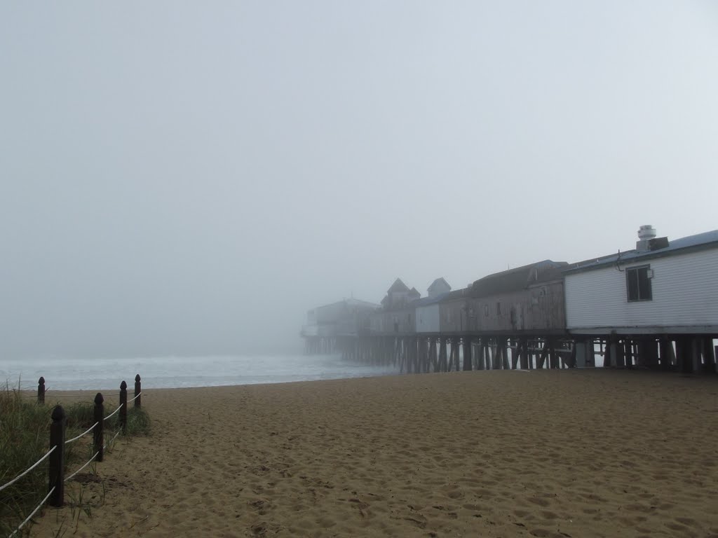 The pier disappears in the fog., Олд-Орчард-Бич