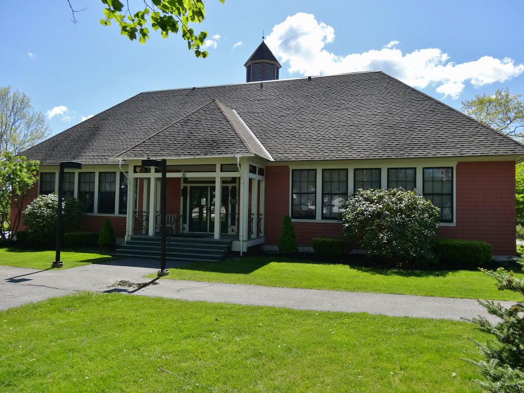 1894 Grove Street School, now the Town Office, 30 Main St., Freeport, Maine. Designed by John Calvin Stevens., Фрипорт