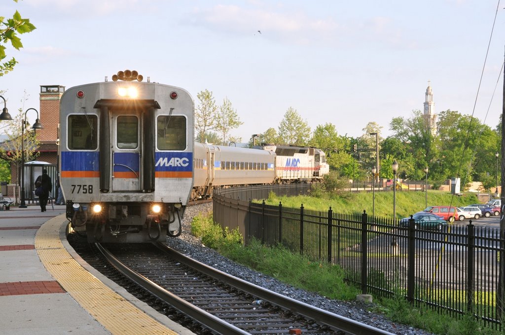 MARC commuter train prepares to leave Frederick, MD, Фредерик