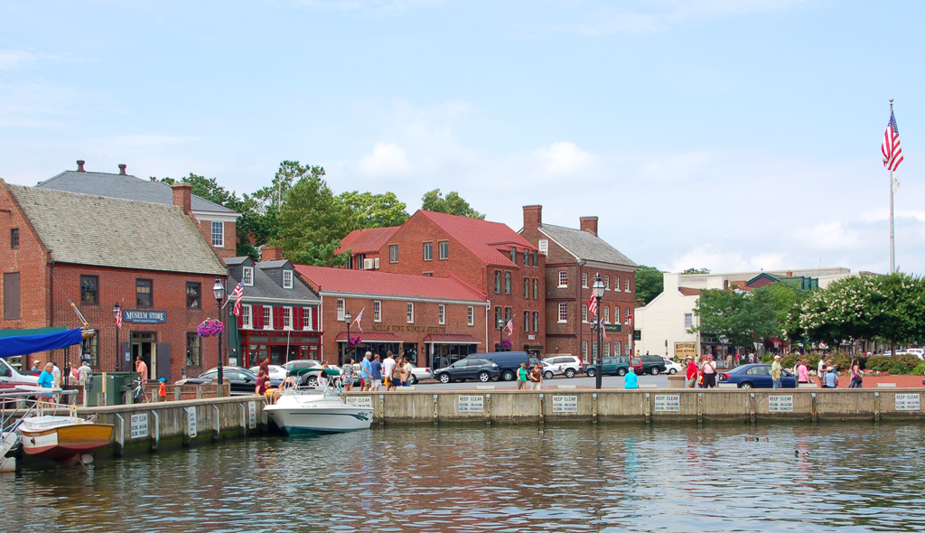 USA - MD - Annapolis - old harbor scene and history quest building, Аннаполис