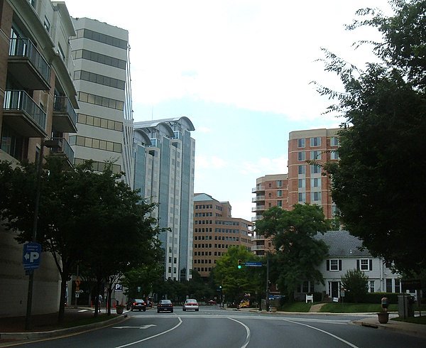 Intersection Woodmont Avenue at Edgemore Lane, Bethesda, MD, USA, Бетесда