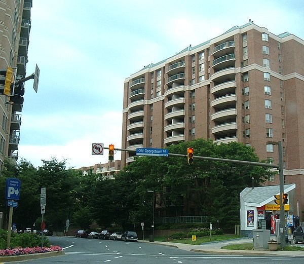 Woodmont Avenue at Old Georgetown Road, Bethesda, MD, USA, Бетесда
