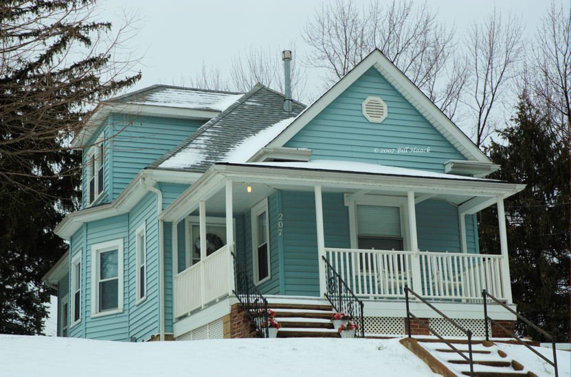 DSC_2518 Fee Fee blue house snow 012207, Дандальк