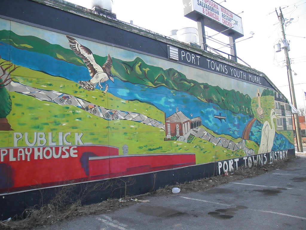 mural and trash on salvadorian wall, Коттедж-Сити