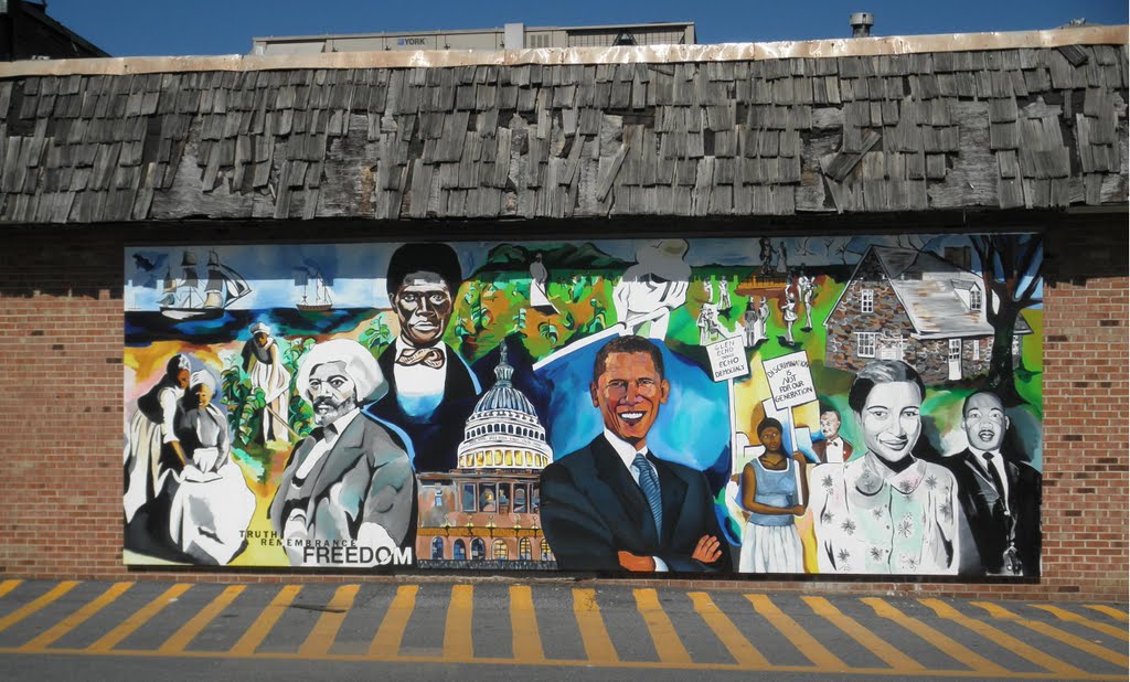 racial mural and decrepit roof, Коттедж-Сити