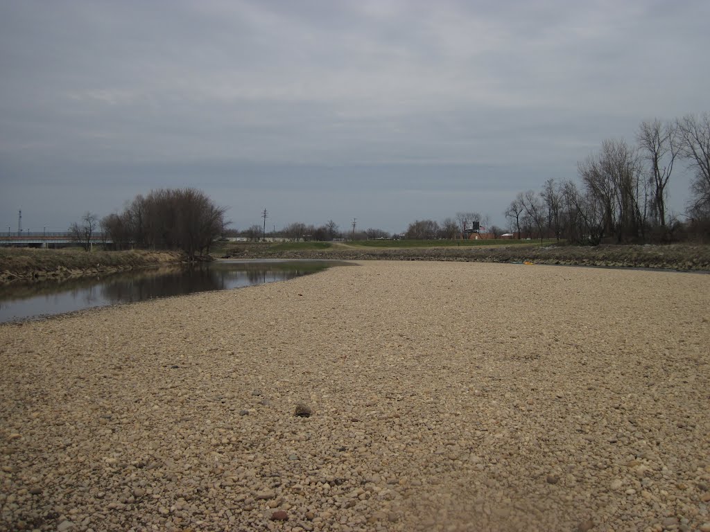 the gravel bar up river of the route 1 bridge, Коттедж-Сити