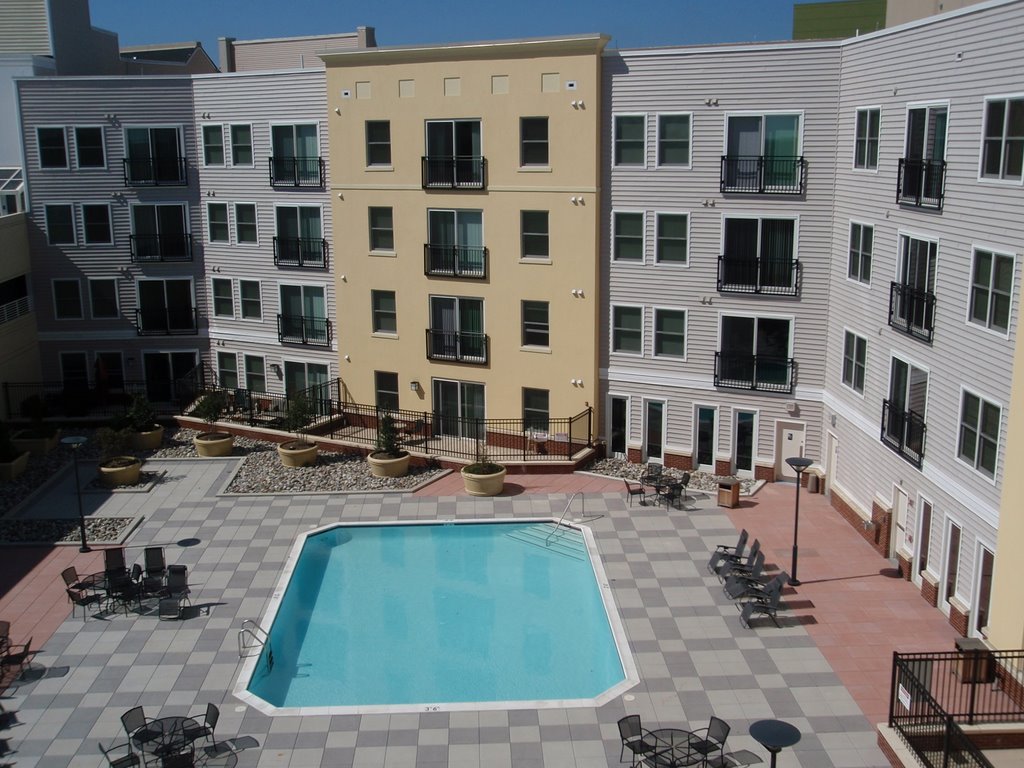 Fenestra Apartments pool, Роквилл
