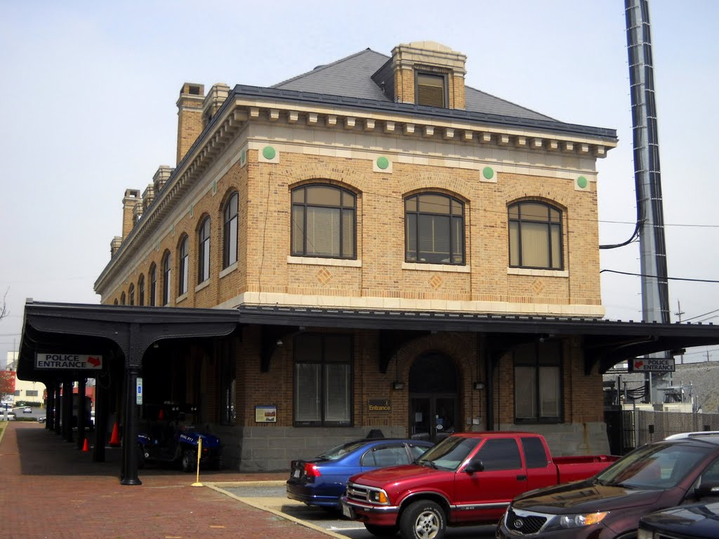 Western Maryland Railroad Station, now Hagerstown Police Department, near Historic National Road, US Route 40,  W Washington St, Hagerstown, MD, built 1913, Хагерстаун
