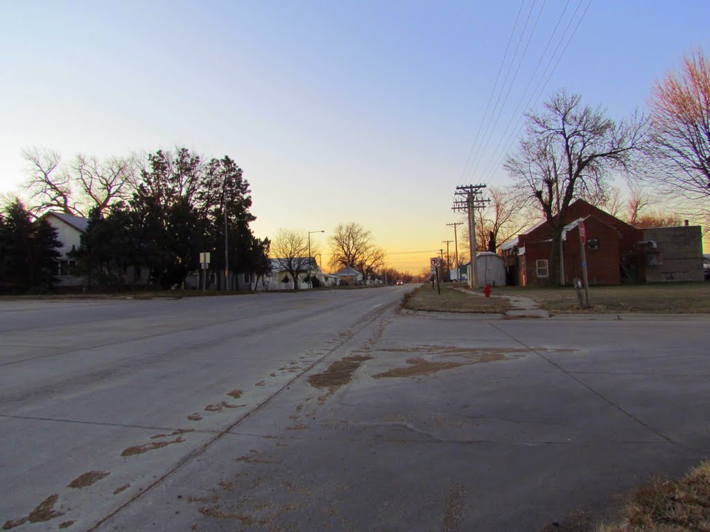 Sunrise in Ansley, Nebraska. Viewing southerly from the intersection of Division St. (Neb. State Hwys. 2 / 92) and the Ansley City Park entrance drive., Беллив